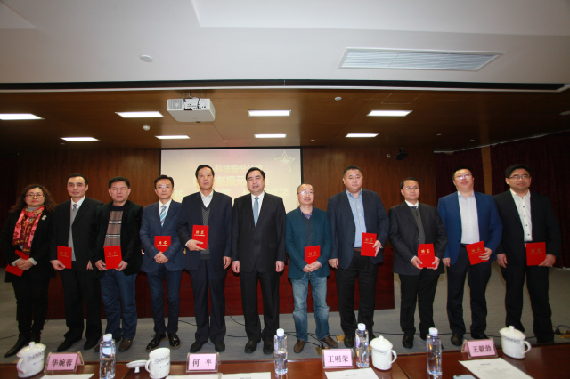 21-十一科技股份公司執(zhí)行班子成員何平、王明云、王毅勃、孫明、白焰、余才志、王利、萬里浪、季超、姚紅親切合影.jpg